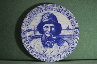 Фарфоровая габаритная тарелка "Моряк", "Рыбак с трубкой", "Морской волк". Delfts. Голландия.