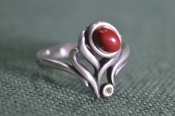 Кольцо, колечко. Красная вставка, прозрачный камень. Женское украшение, бижутерия. Кольцо, колечко. Красная вставка, прозрачный камень. Женское украшение, бижутерия.